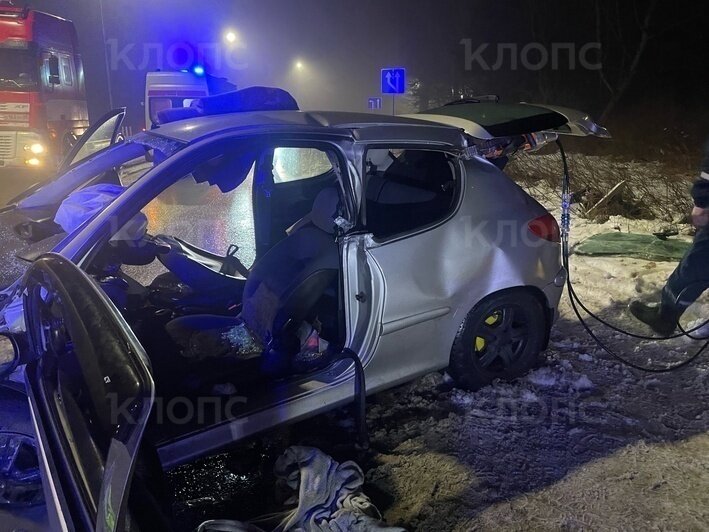 Муж пострадавшей девушки-водителя Peugeot просит откликнуться очевидцев ДТП | Фото: Александр 