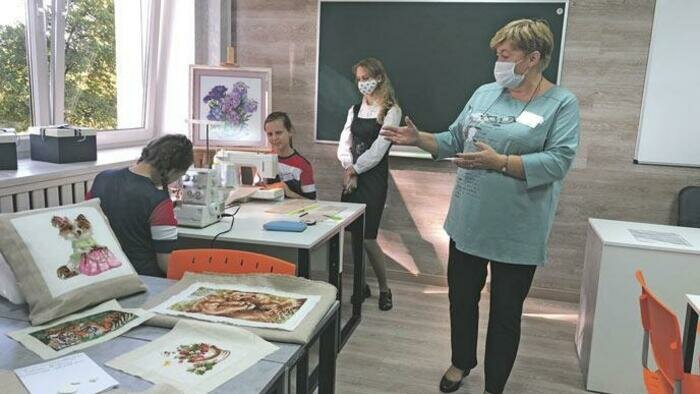 В мастерских учат готовить, шить и класть черепицу