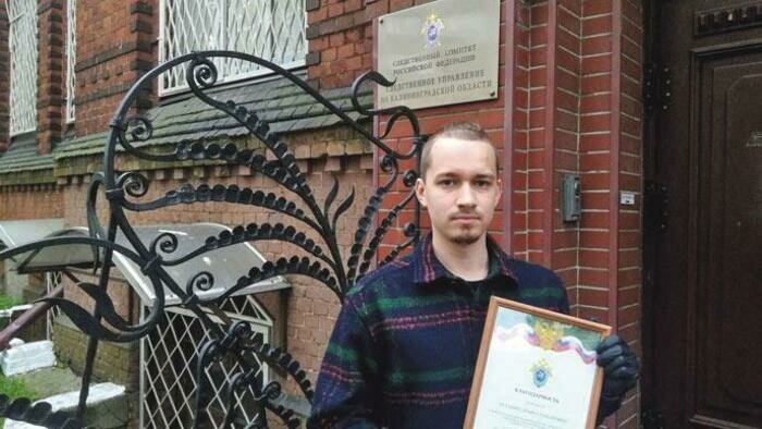 Из люка с грязной водой парень вытащил и откачал малыша