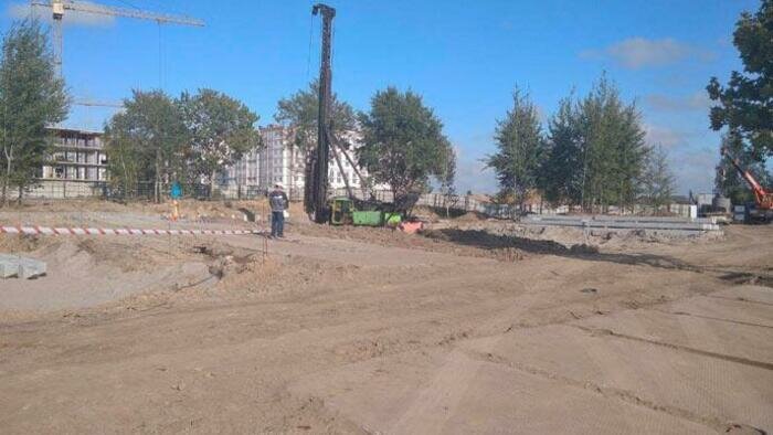 Рабочие приступили к переустройству водопровода и установке свай