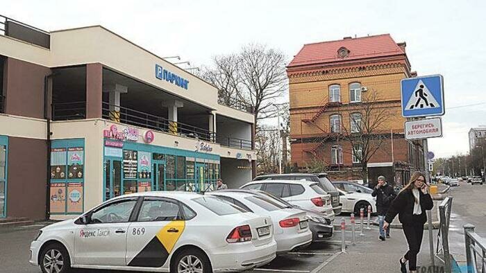 То ли стоянка, то ли торговый центр 