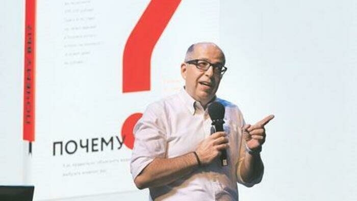 Игорь Манн встал  перед залом на колени