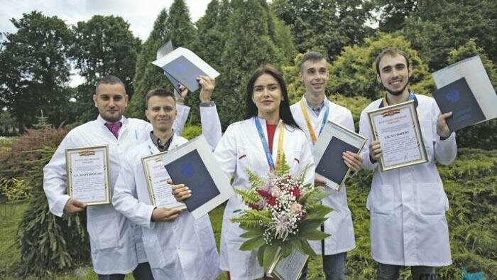 «Все в сад!»: поздравление  выпускников прошло на природе