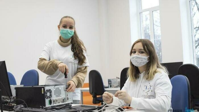 Школьников бесплатно  научат программированию  и кибергигиене 