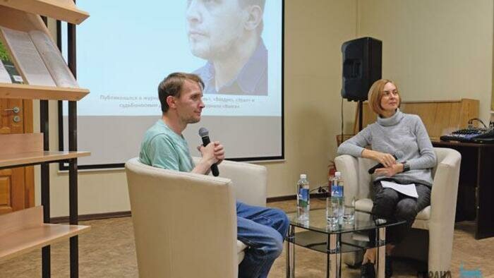 Прохожие читали  Анну Ахматову