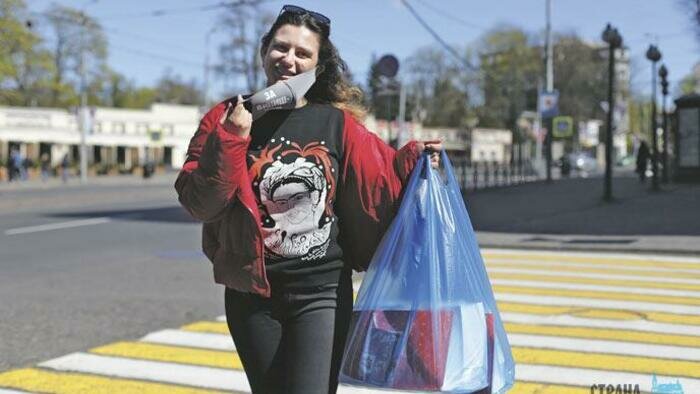 Калининградцы идут  в курьеры, читают книги вслух и помогают врачам