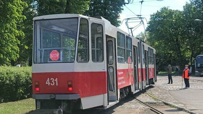 Позади трамвая вспыхнет надпись STOP