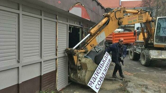 Демонтировали еще две палатки