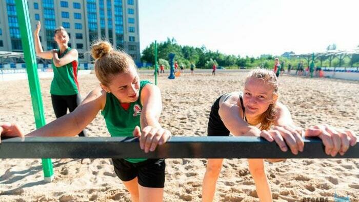 Девушки из «Локо» скинули вес и тренируются на песке