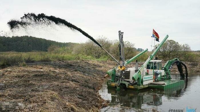 Каналы чистит уникальная машина-амфибия 