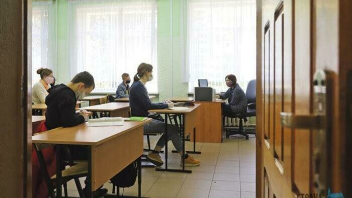 Массовых вспышек  ковида-19 в школах нет