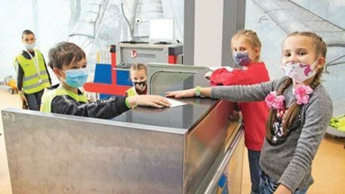 Дети поиграли  в аэропорт и больницу