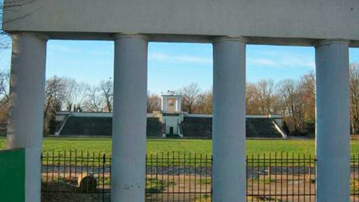 Стадионы – мусор и навоз