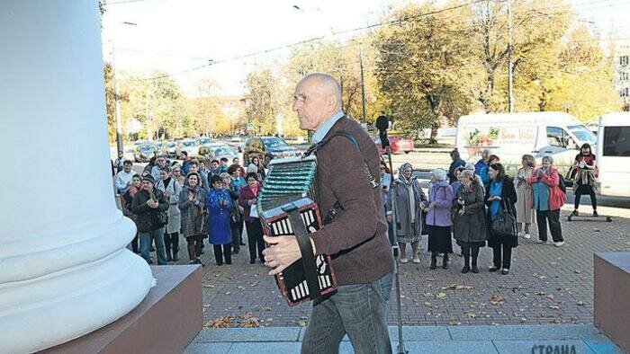 Прохожие читали  Анну Ахматову