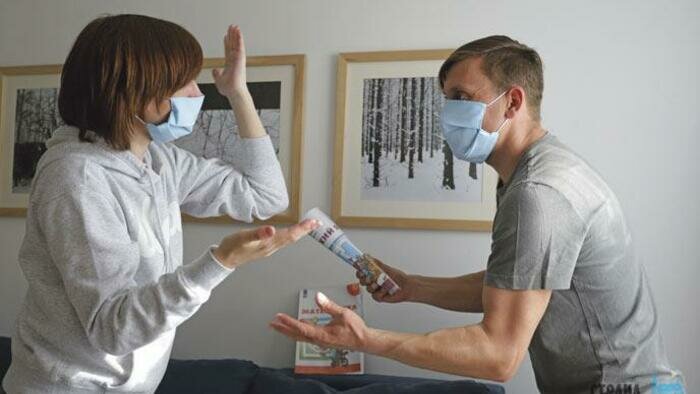 Надувайте шарики  и кричите в стаканчик