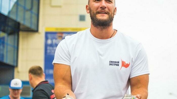 Тянули машины, рвали календари и шли строем