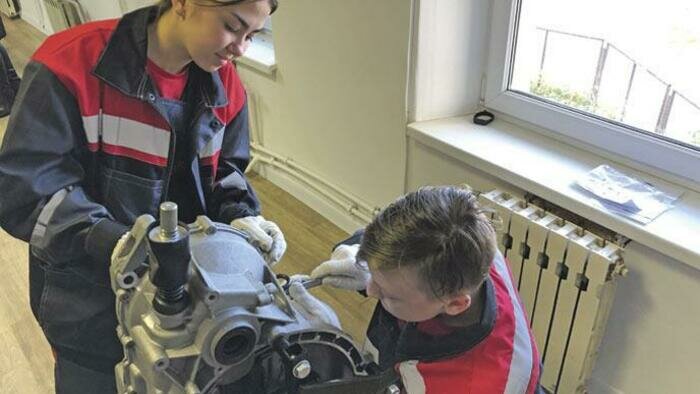 В мастерских учат готовить, шить и класть черепицу