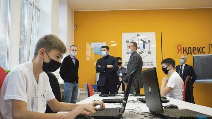 Школьников бесплатно  научат программированию  и кибергигиене 