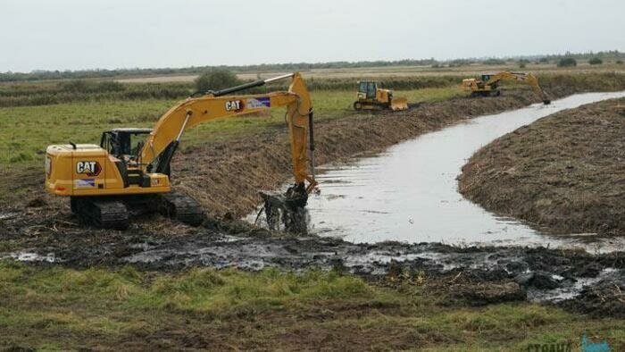 Каналы чистит уникальная машина-амфибия 