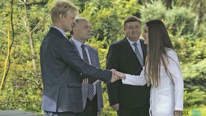 «Все в сад!»: поздравление  выпускников прошло на природе