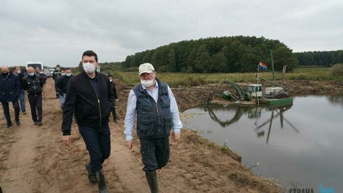Каналы чистит уникальная машина-амфибия 
