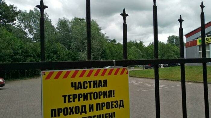Из люка с грязной водой парень вытащил и откачал малыша
