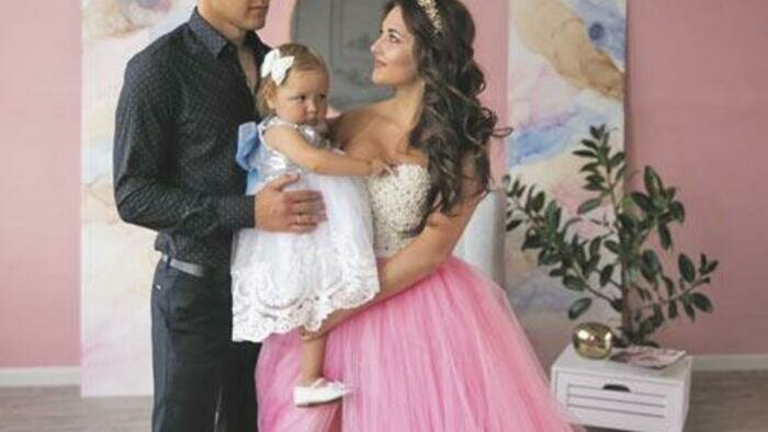 Милана дышит, сидит, сама ест и играет! 