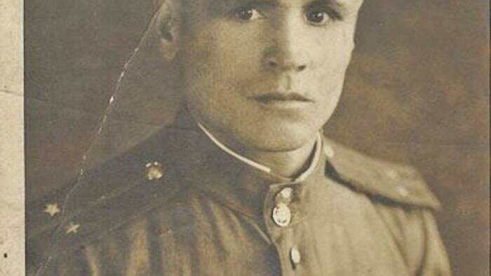 Фашисты решили,  что боец уже мертв