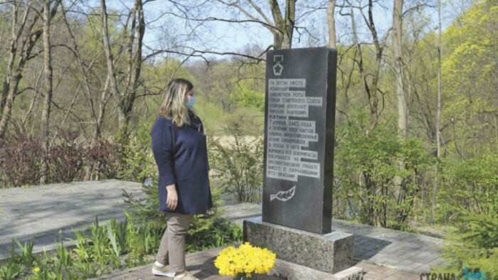 Памятник Катину стыдливо прикрывает замусоренный водоем 