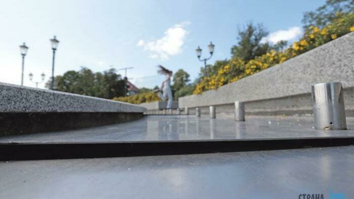 На променаде Верхнего озера чинят ливневку