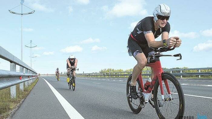 Плыли, мчались на велосипедах и бежали сотни земляков