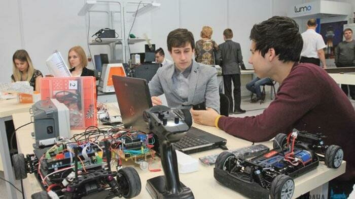 Школьникам разрешили вернуться  в классы, а свадьбам и корпоративам снова сказали «нет»