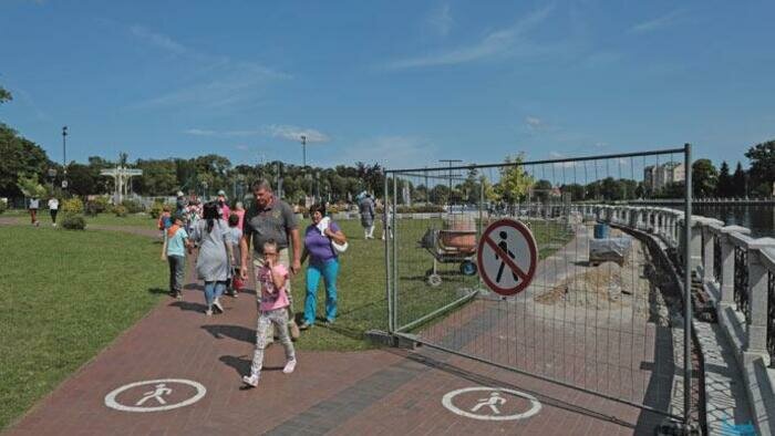 На променаде Верхнего озера чинят ливневку