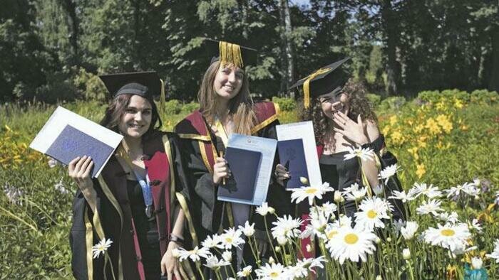 «Все в сад!»: поздравление  выпускников прошло на природе
