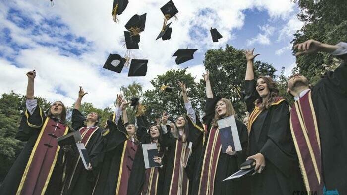 «Все в сад!»: поздравление  выпускников прошло на природе