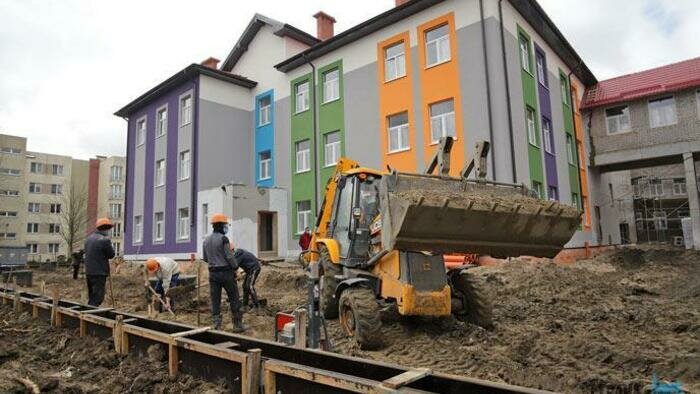 Учеба будет  с видом на пруд