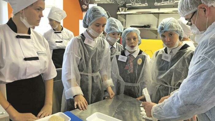 В мастерских учат готовить, шить и класть черепицу