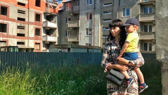Одни пытаются вернуть деньги в суде, другие живут прямо в недострое
