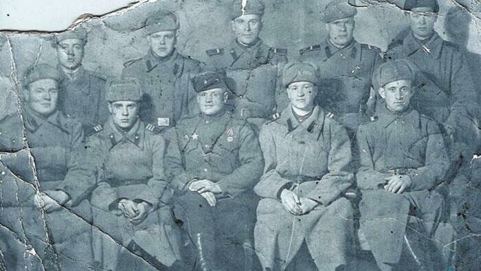 Фашисты решили,  что боец уже мертв