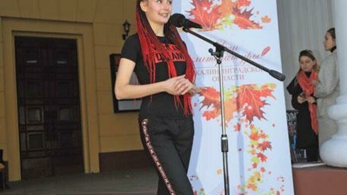 Прохожие читали  Анну Ахматову