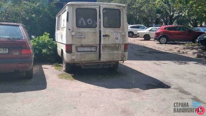 При реконструкции сквера на Рокоссовского подрядчики наткнулись на «вросшие» в землю автомобили