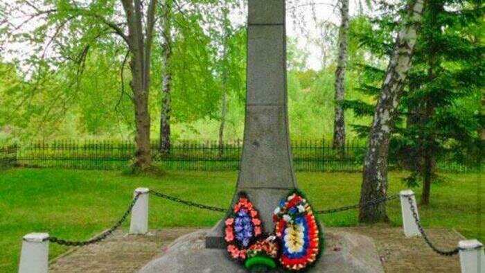 Перепутали памятник  с огородом?