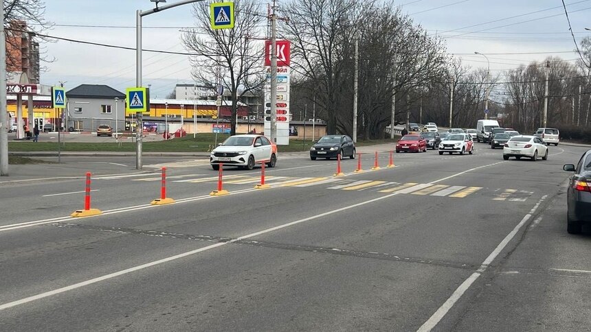 На Киевской возле остановки, где насмерть сбили девочку, установили делиниаторы (фото) - Новости Калининграда | Фото: администрация Калининграда