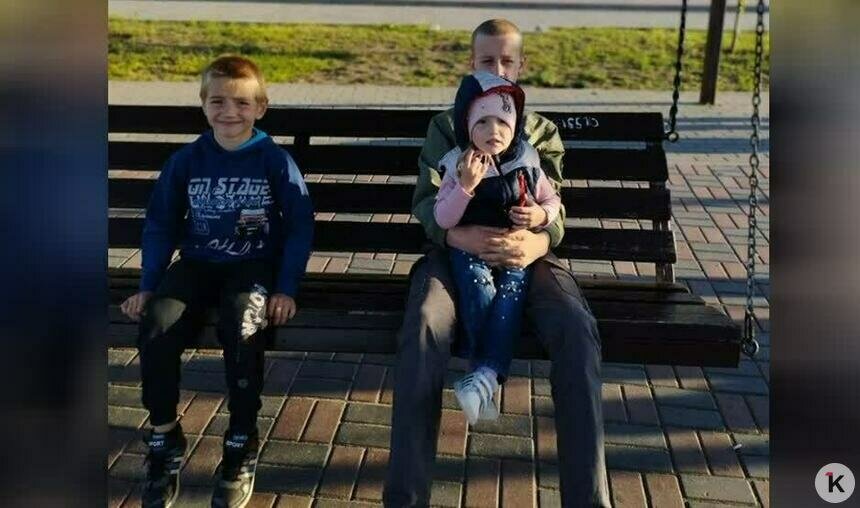 Иван (справа) с 9-летним братом Ильёй и 4-летней сестрёнкой Олей | Фото: Наталья Князева