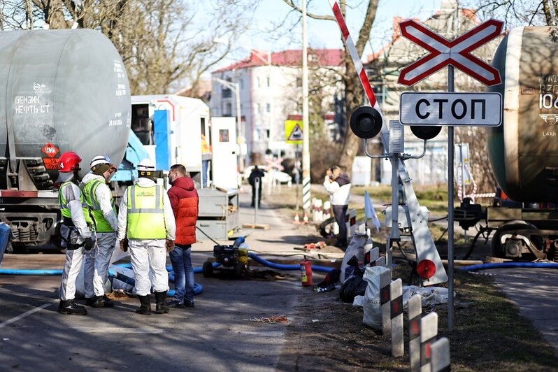 Рельсы завалились на бок, шпалы — гнилые: что сейчас на месте схода вагонов на Камской в Калининграде (фоторепортаж) - Новости Калининграда | Фото: Александр Подгорчук / «Клопс»