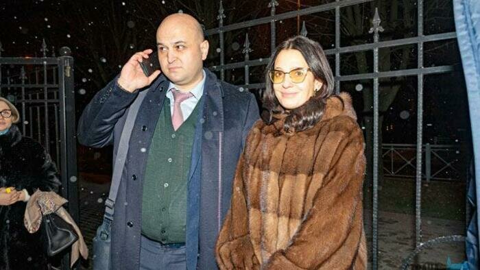 Белый халат для Елены Белой выбрала бабушка