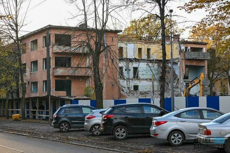 Здание поликлиники начали ломать