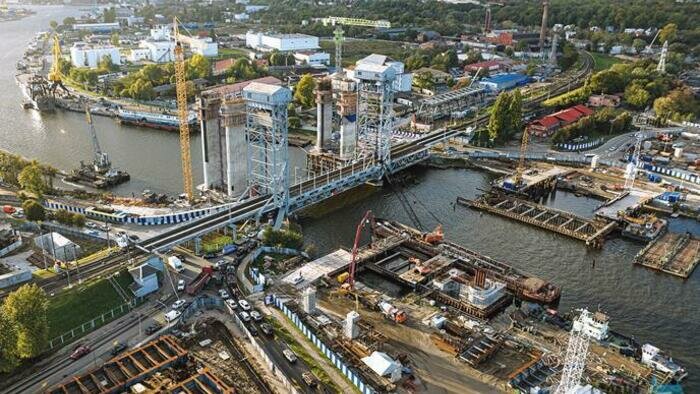 На новый мост установили первый пролет