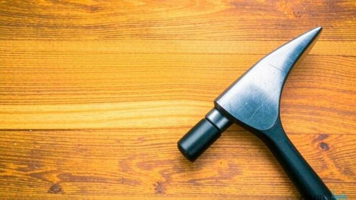 Учащийся колледжа ударил одногруппника молотком по голове. Повод – неудачная шутка про родных