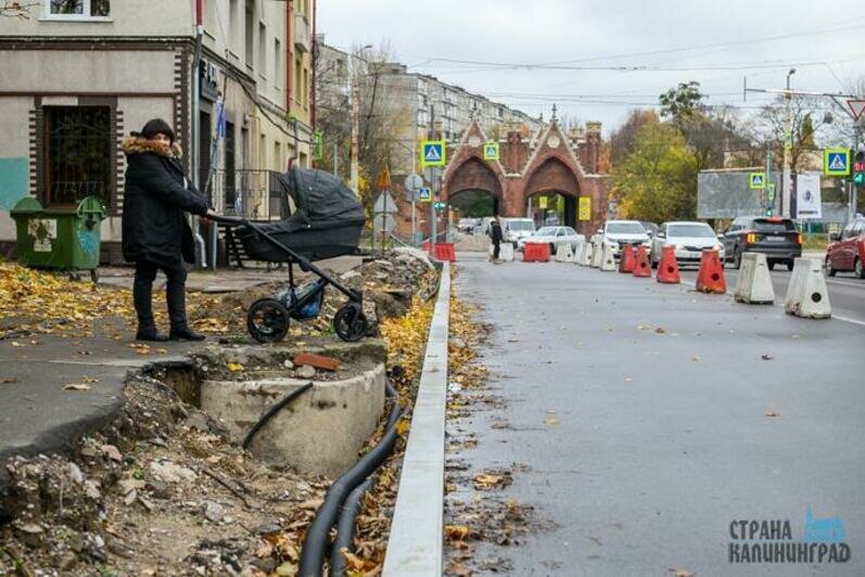 Знаки на стройке возле моста по улице Суворова